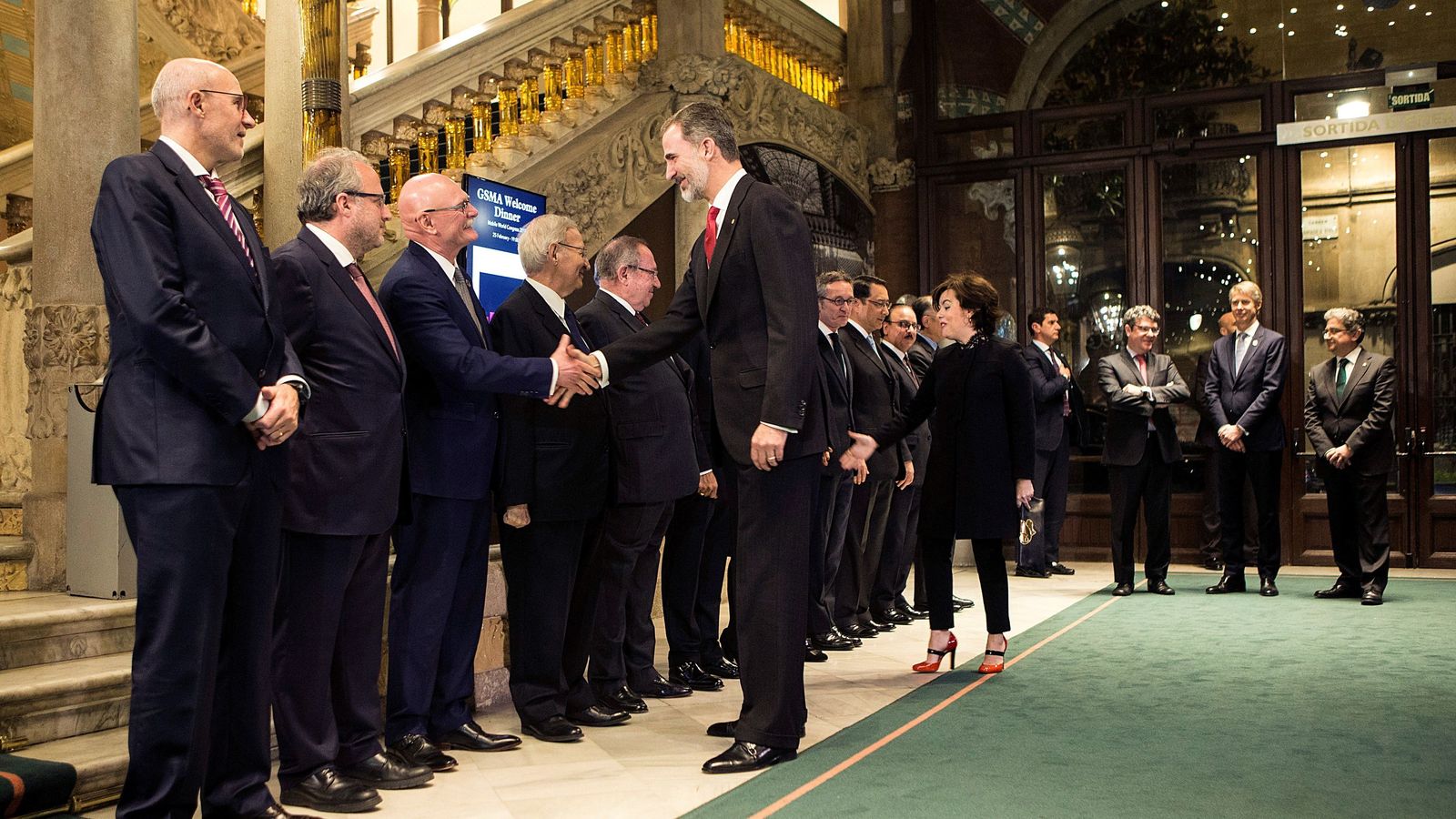 El Rey saluda a los organizadores del MWC