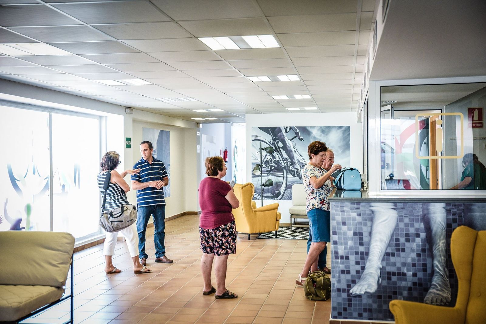 El moderno vestíbulo del edificio en el que se encuentra la piscina municipal de Vejer, cuyas instalaciones han sido refomadas este verano.