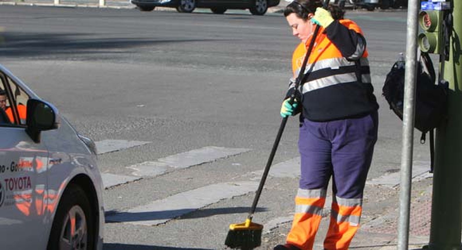 Más de 1.500 personas aspiran a los 100 empleos en talleres de Lipasam