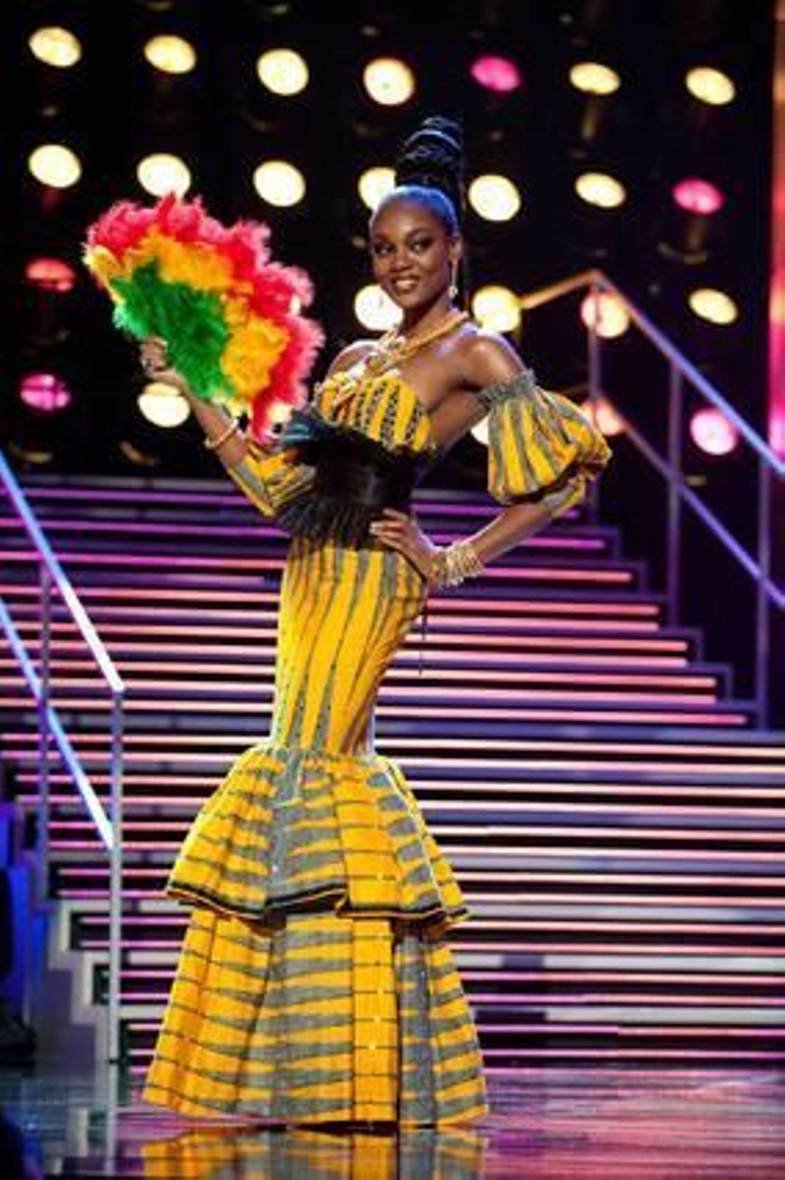 La candidata de Ghana, Awurama Simpson, posa con su traje nacional. 

Foto: EFE