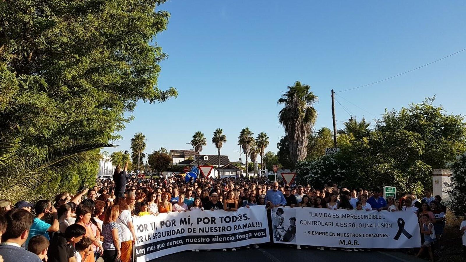Concentración de protesta tras la muerte de un joven de 15 años en Espartinas.