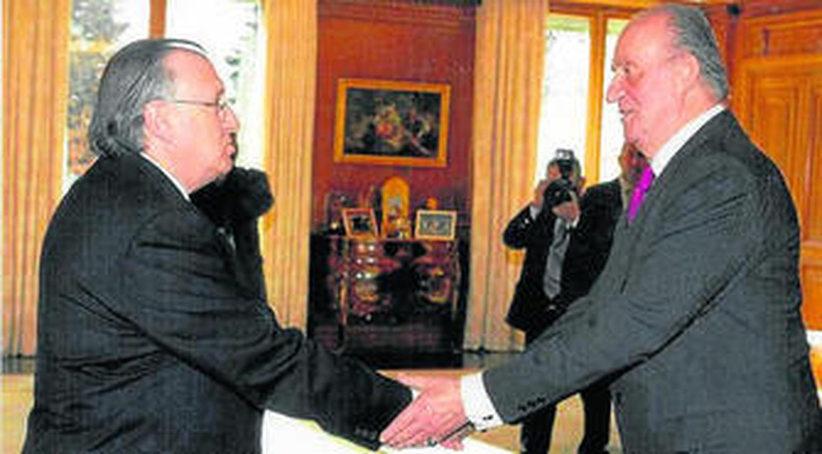 El Rey, saludando a José Blas Fernández en la Zarzuela.