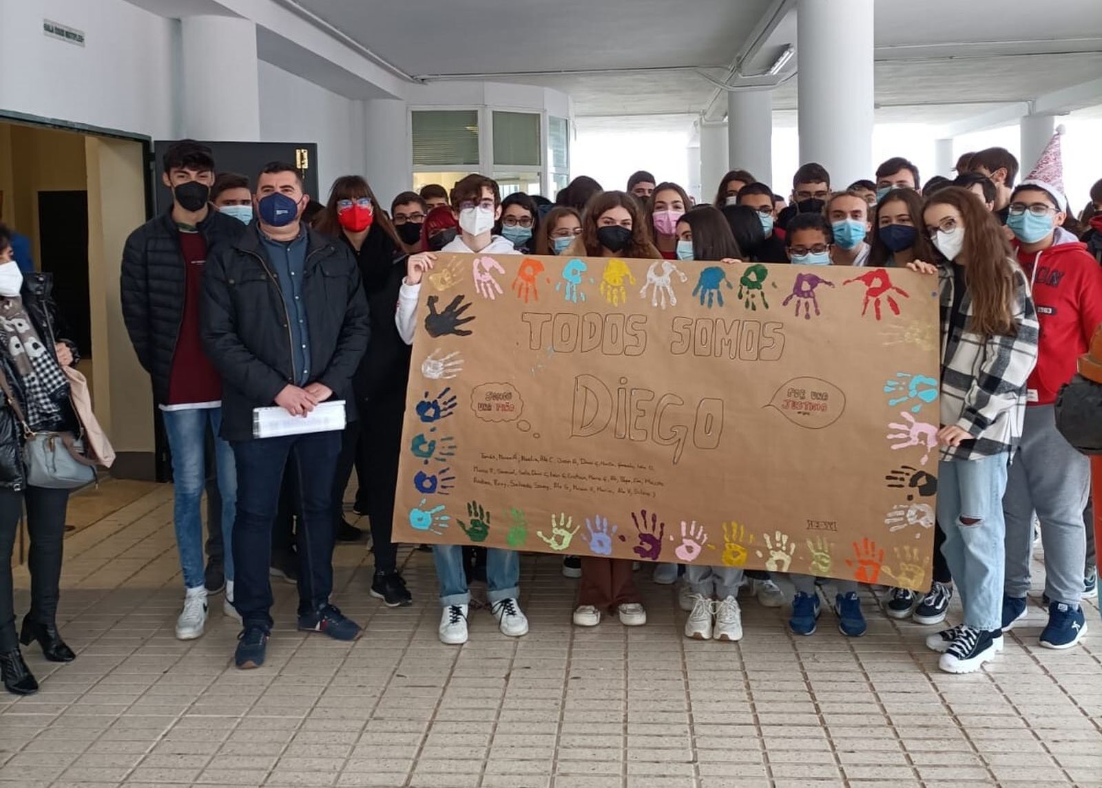 Acto de protesta y apoyo al profesor despedido, celebrado la pasada semana en el centro.