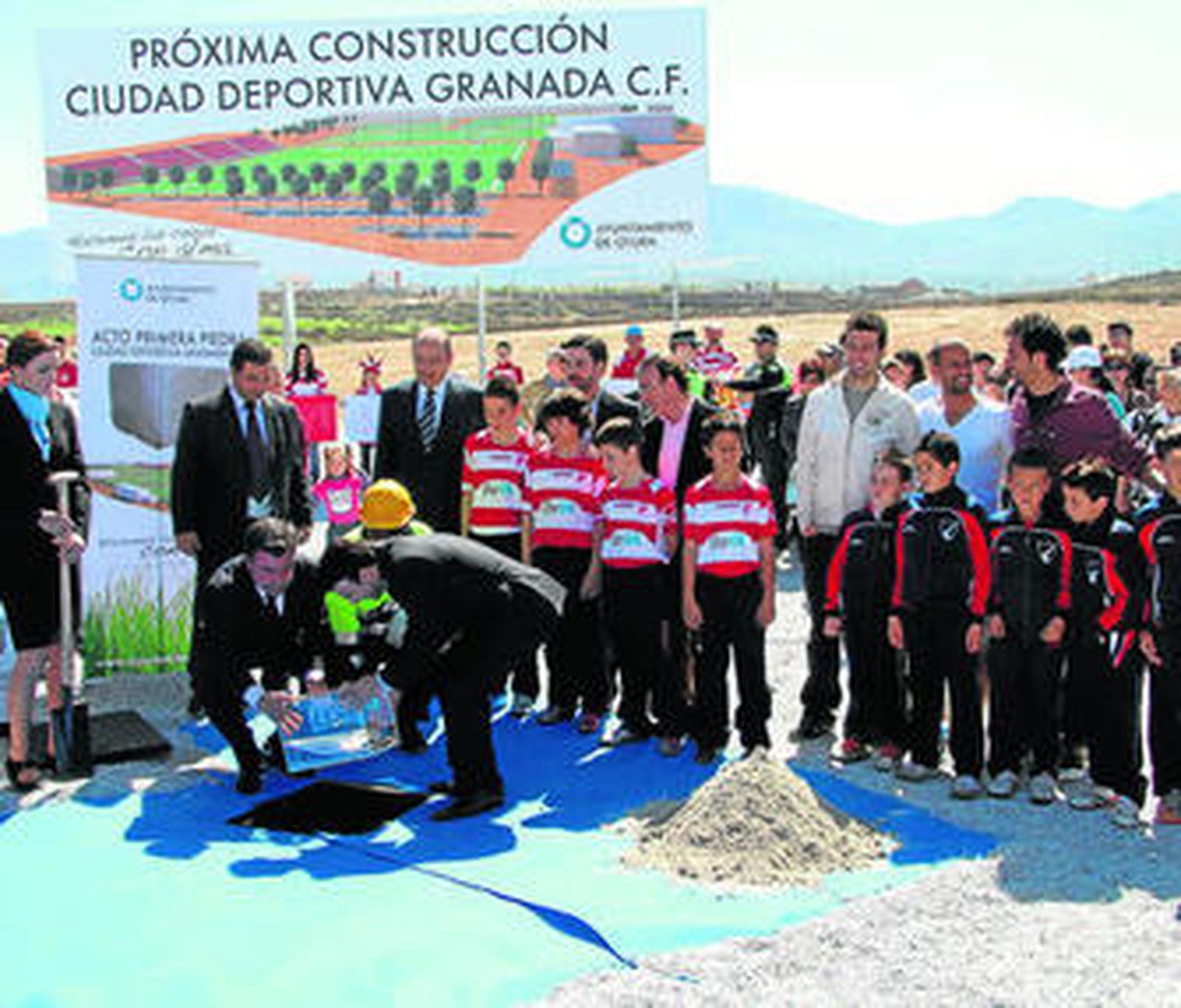 El alcalde de Otura y el presidente del Granada CF colocaron la primera piedra el pasado mes de marzo.