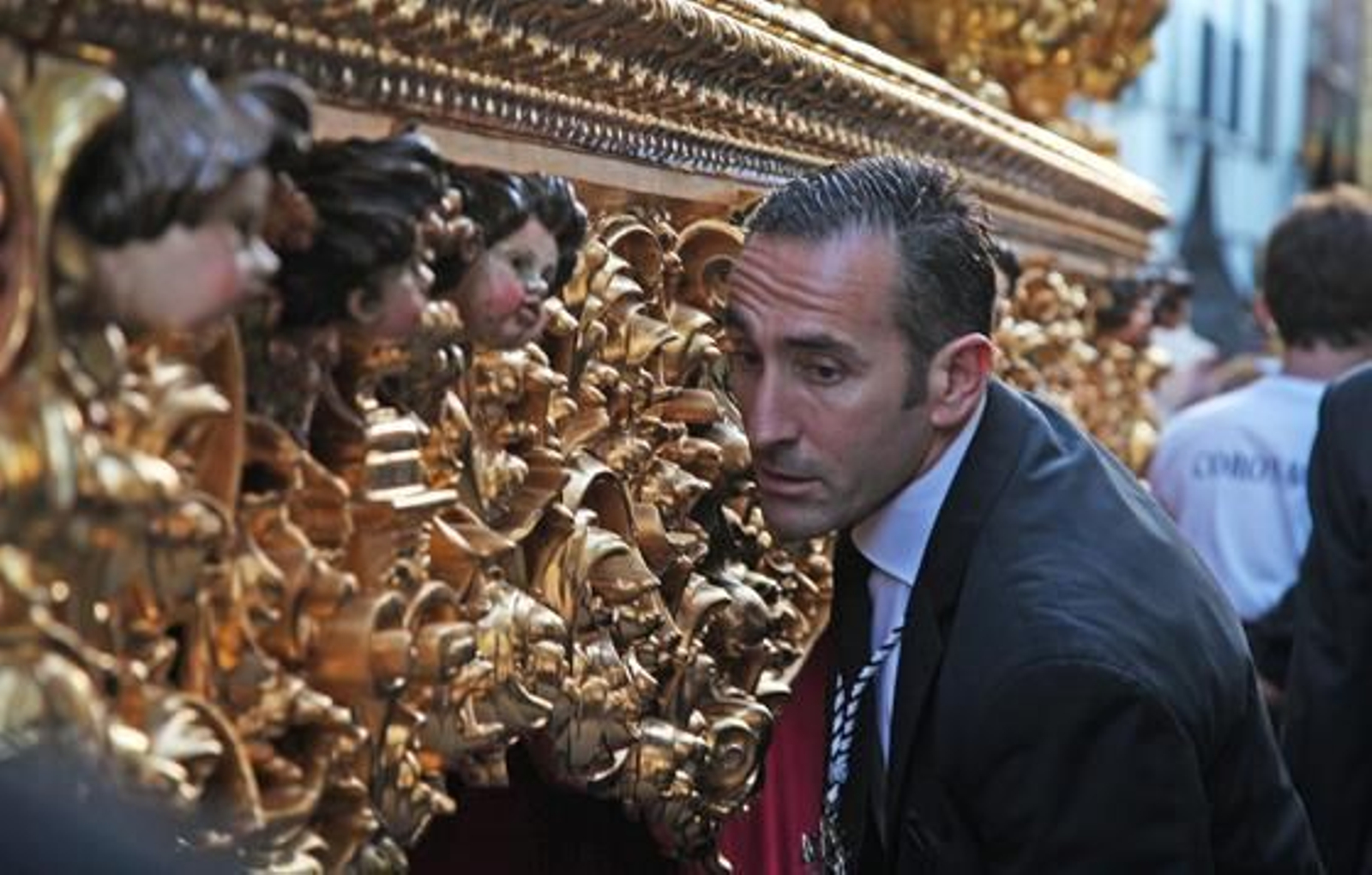 Tomás Sampalo se dirige a la cuadrilla del misterio de La Coronación de Espinas durante una maniobra en los primeros momentos de la salida procesional.

Foto: Vanesa Lobo