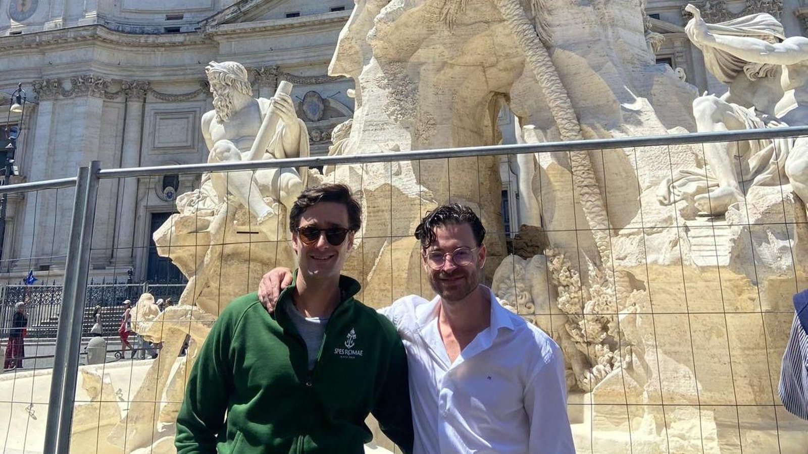 Guillermo, a la izquierda, junto a su hermano en Roma