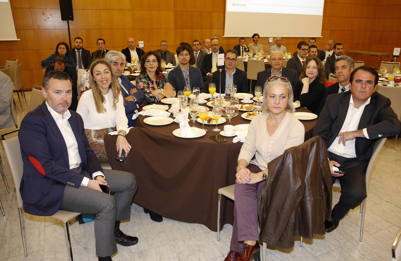 Las imágenes del foro joly con Elías Bendodo