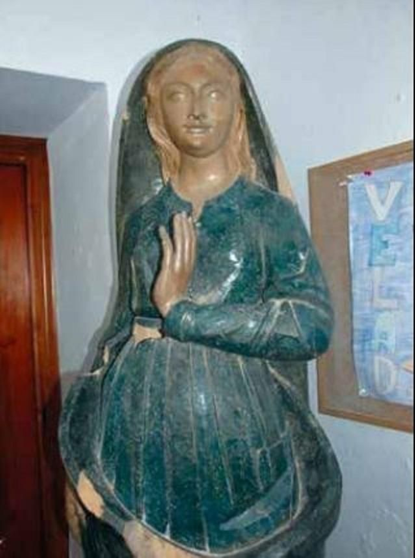 Virgen de la Esperanza obra de Teresa Eguibar.