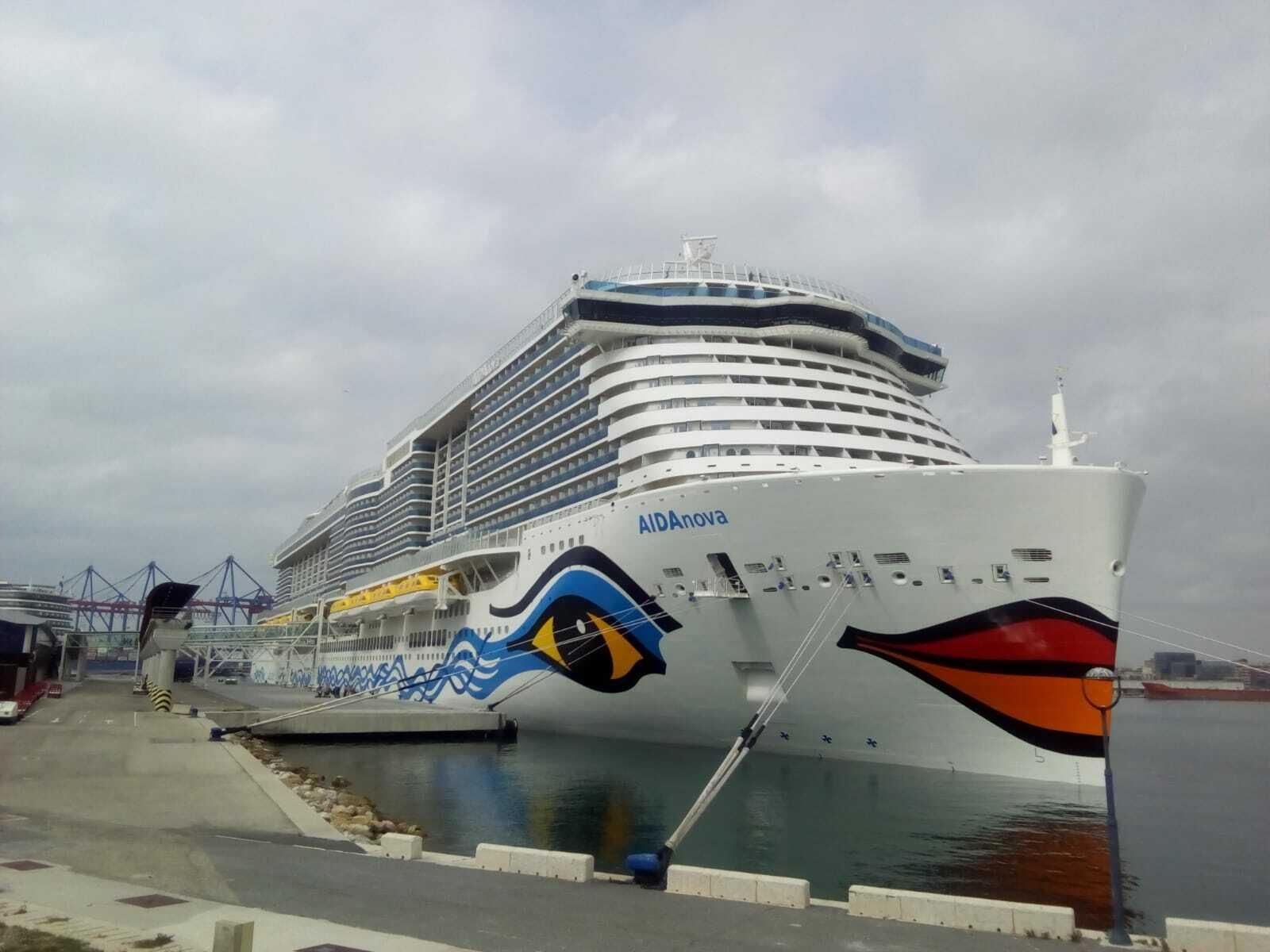 El buque de crucero 'Aidanova' en el puerto de Málaga.