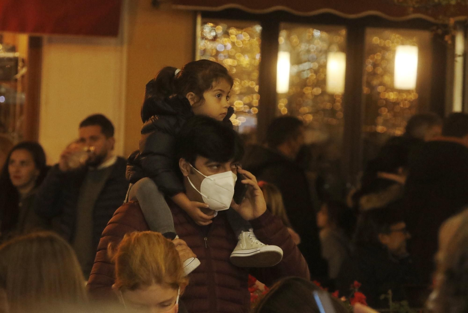 El encendido del espectacular alumbrado navideño de Puente Genil, en fotografías