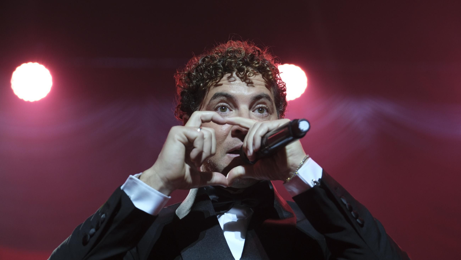 David Bisbal enamora a su Almería en el inicio de la gira 'Todo es Posible en Navidad', en fotografías