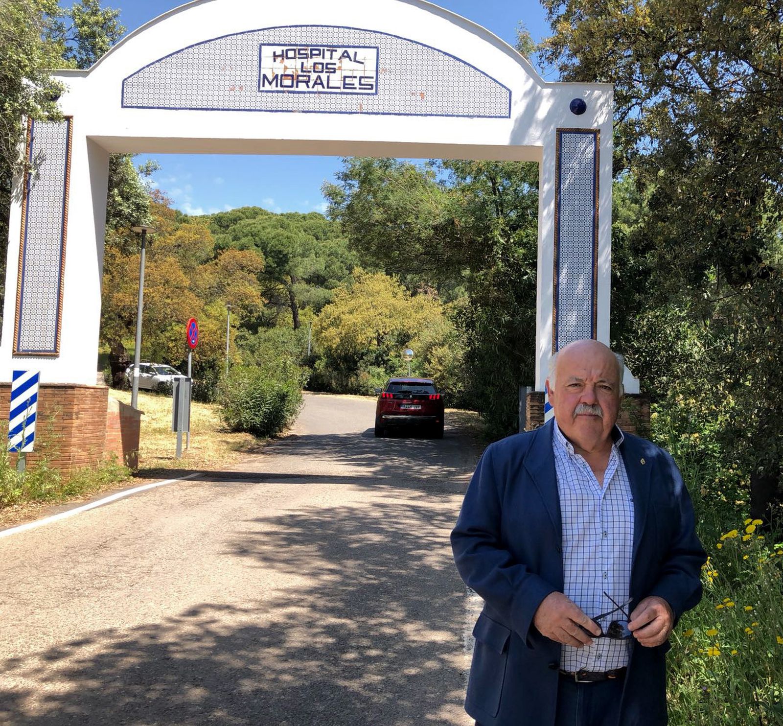 Javier Aguirre, junto a la entrada del centro sanitario.