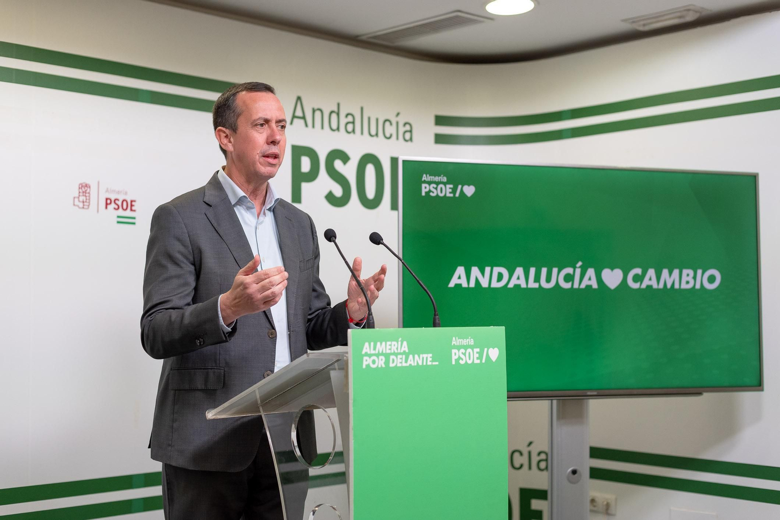 Comparecencia de José María Martín en la sede del PSOE de Almería