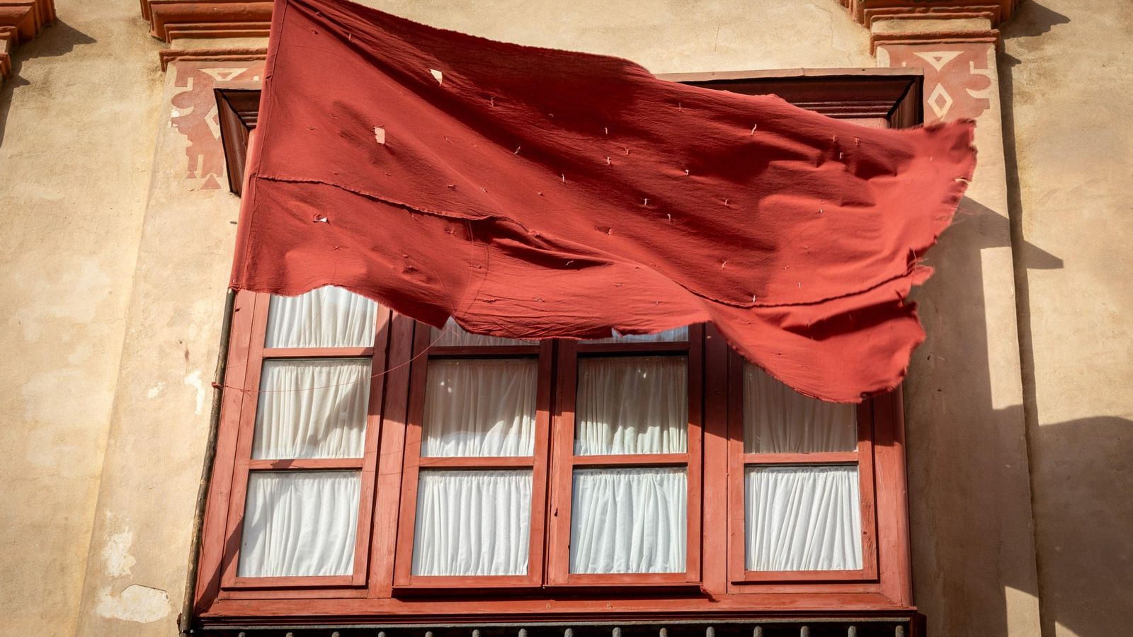 Detalle de una de las muchas banderas que se han colocado en plaza de Argüelles para 'Young Sherlock'.