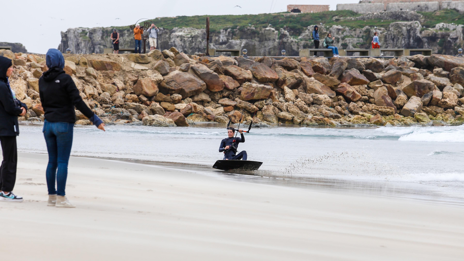 Un día de levante en Tarifa, en imágenes