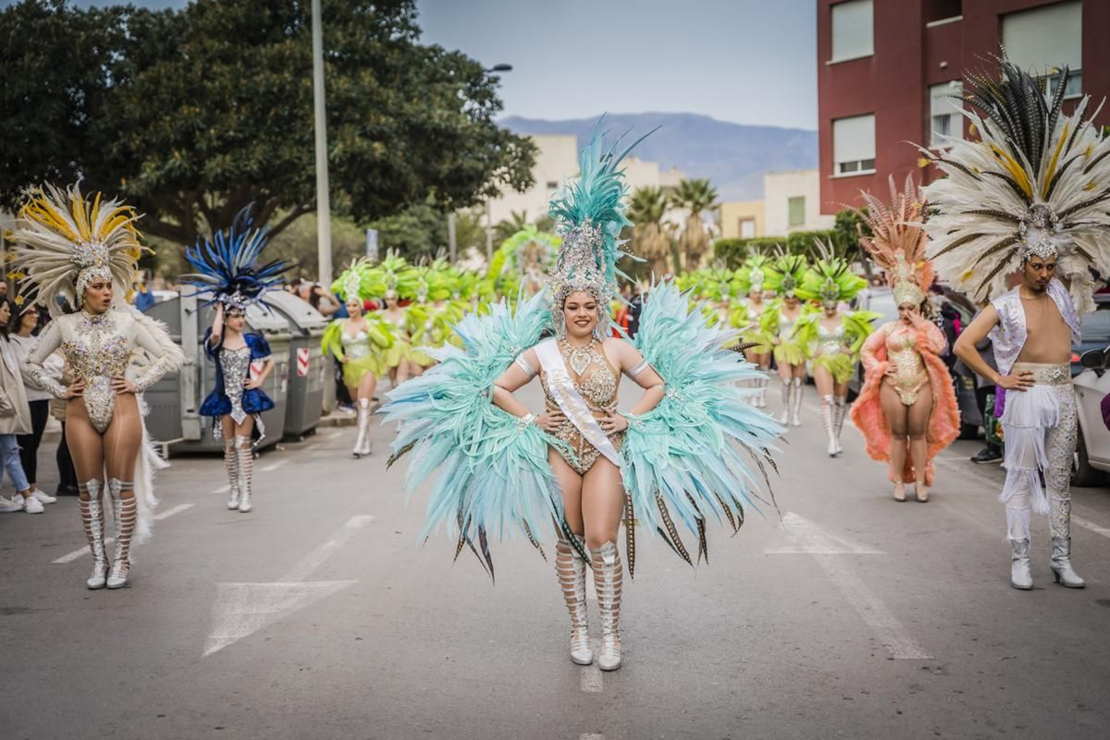Uno de los grupos que desfilaron por las calles de Roquetas despidiendo el Carnaval.
