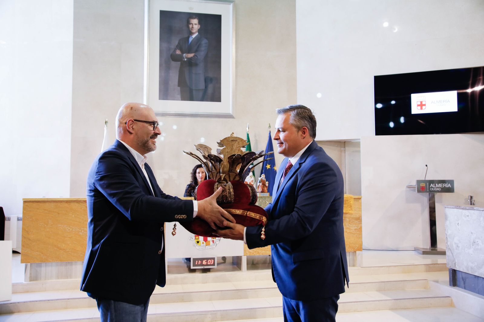 Imágenes de la entrega de las coronas a los emisarios de sus Majestades los Reyes Magos de Oriente