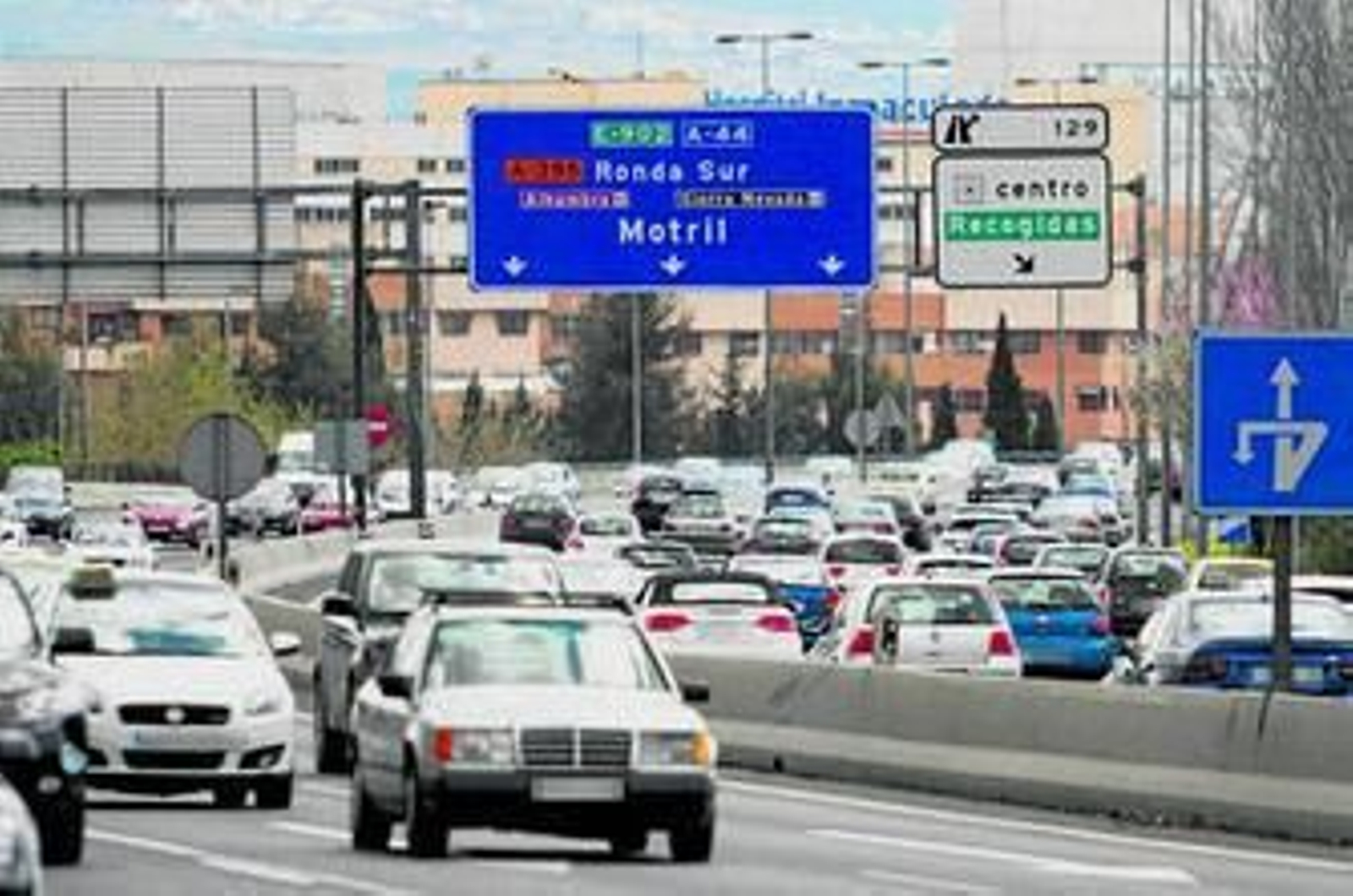 Tráfico denso en la circunvalación durante la especial 'Operación Salida' de Semana Santa.
