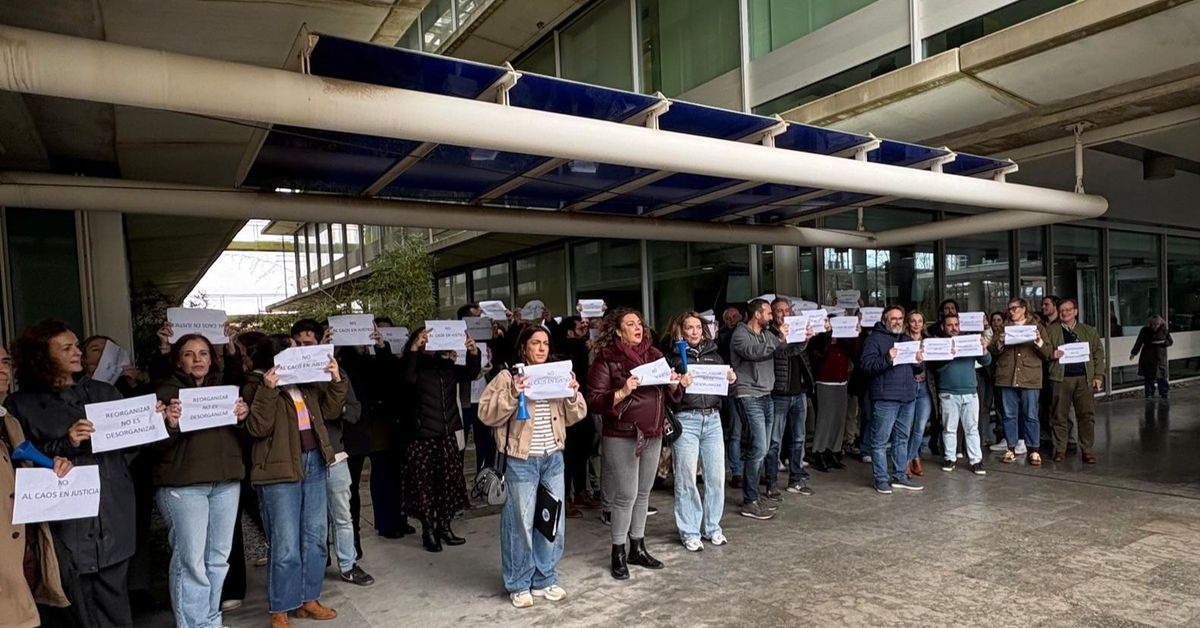 Los funcionarios de la Ciudad de la Justicia de Sevilla protestan contra el Gobierno y la Junta por el "caos" de los tribunales de instancia
