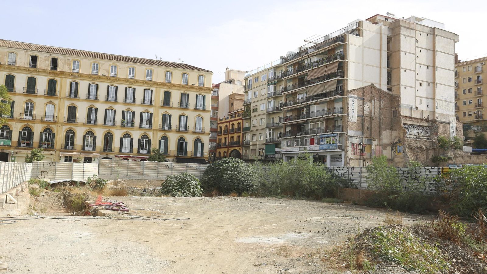La parcela de los antiguos cines Astoria Victoria, ya sin restos del antiguo edificio en la plaza de la Merced.