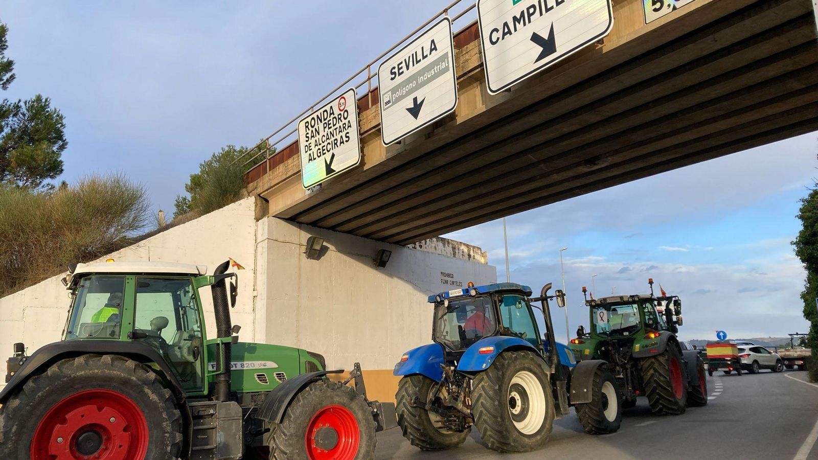 Decenas de tractores de agricultores y ganaderos cortan los accesos a Ronda Decenas de tractores de agricultores y ganaderos cortan los accesos a Ronda