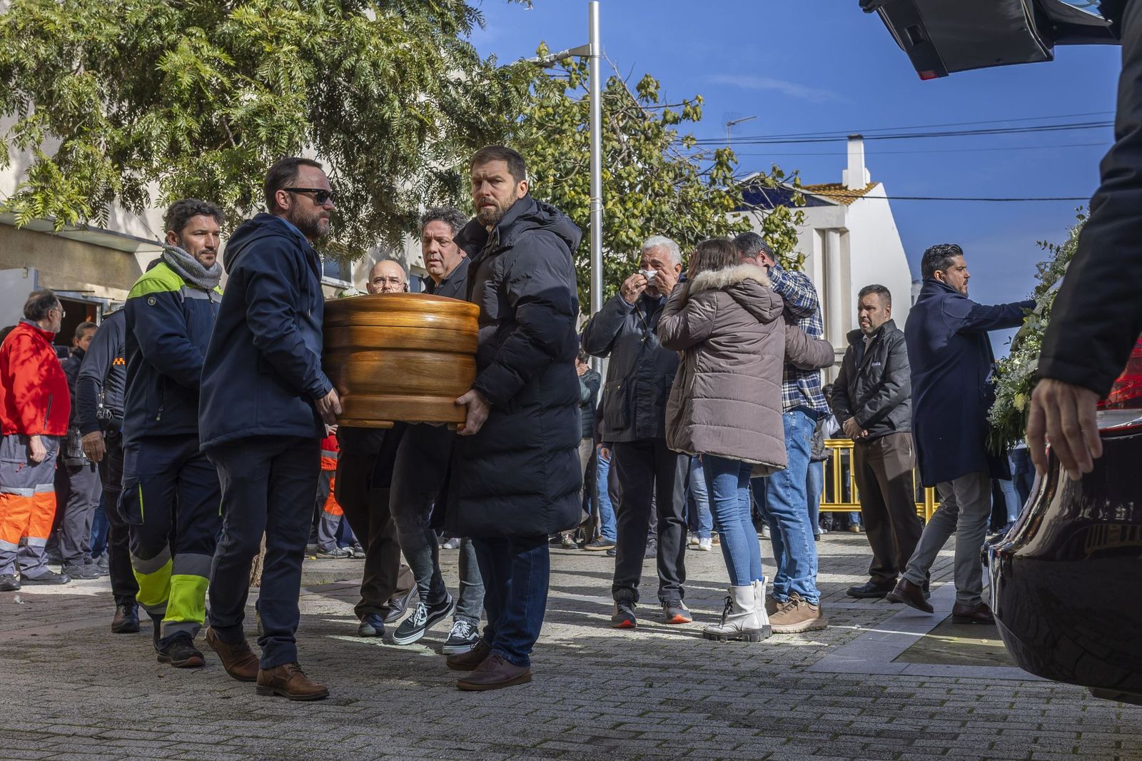 Dolor y desolación en Aljaraque: Las fotos de la desgarradora despedida a la familia Zamorano fallecida en Adamuz