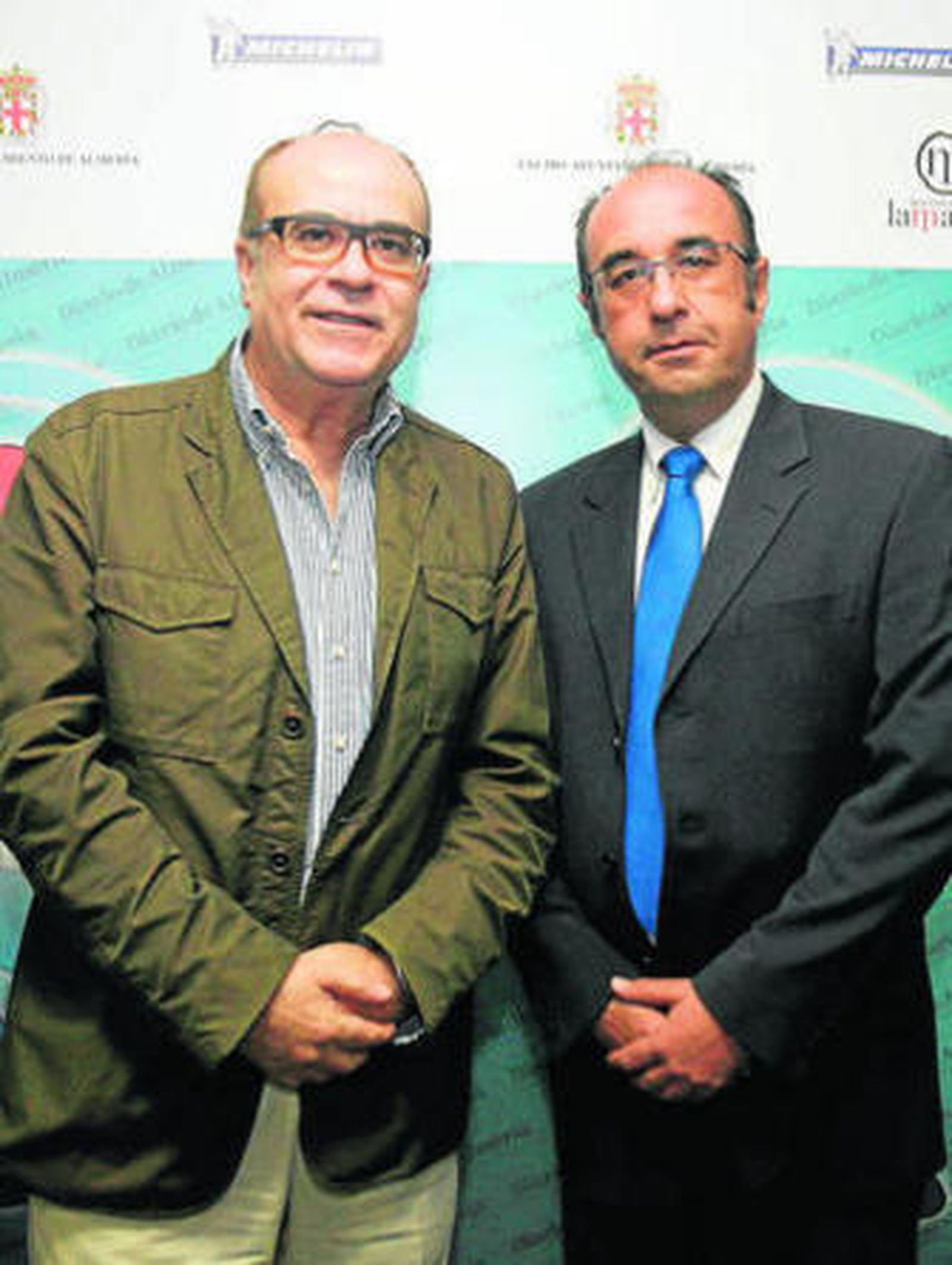 Antonio Torres, director de Canal Sur en Almería junto a Francisco López de la Oficina de Prensa de la Comandancia de la Guardia Civil.