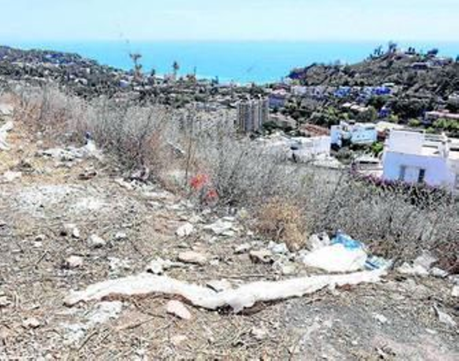 Basura en una de las laderas del monte.