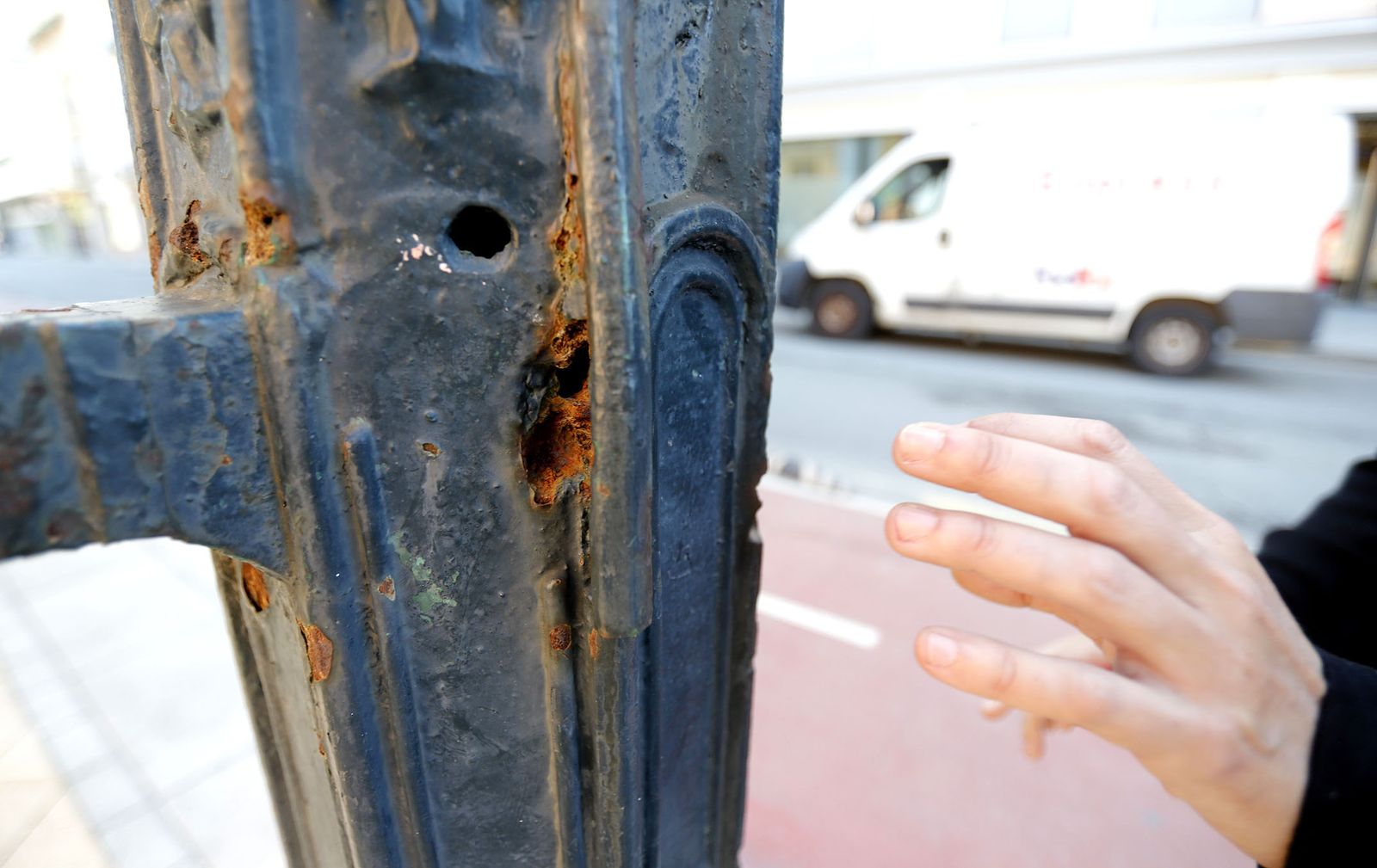 Farolas de las Antiguas oficinas de la línea Huelva-Zafra, hoy delegación de Turismo de la Junta