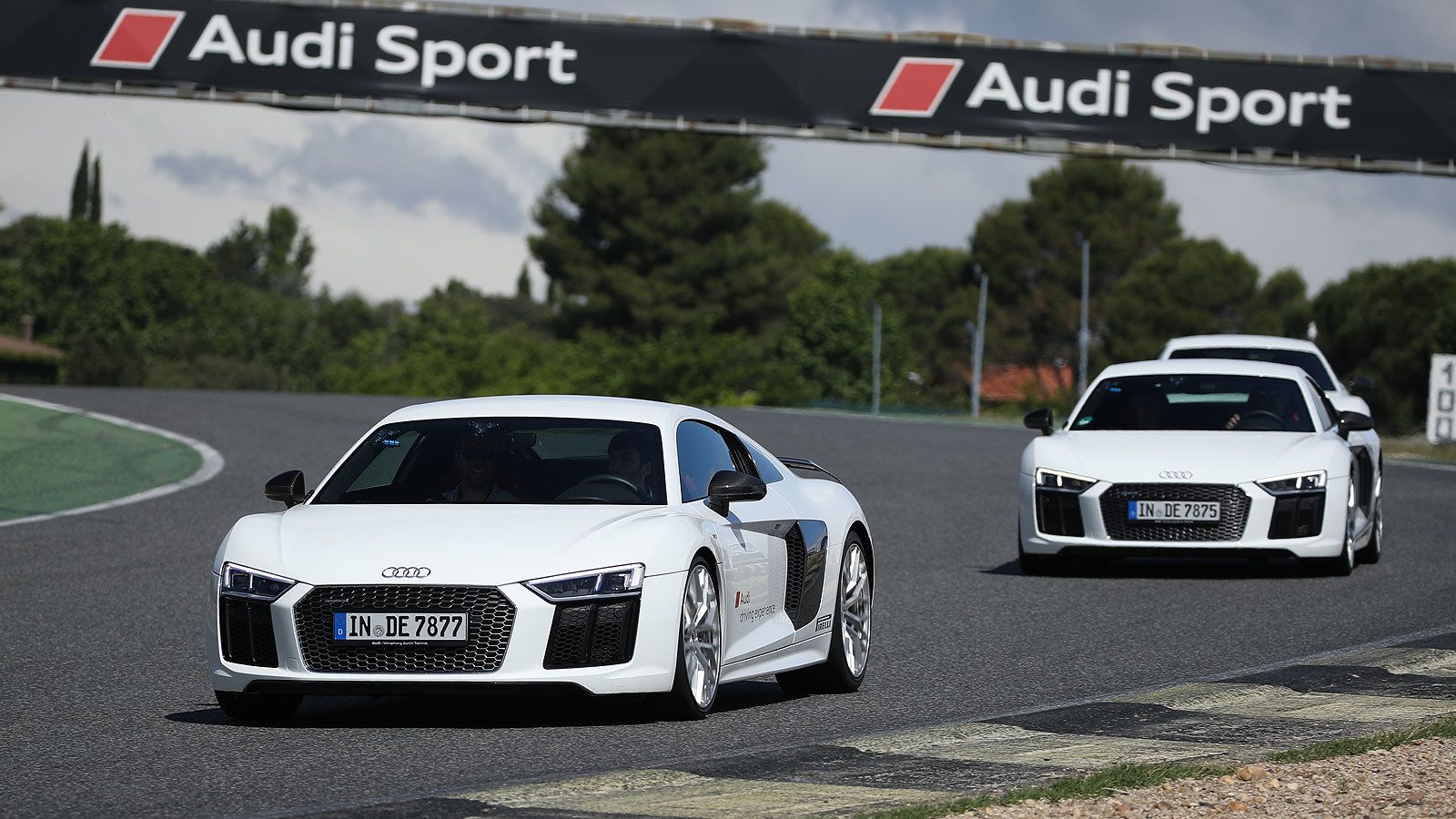 Los instructores muestran la trazada que hay que seguir en circuito.