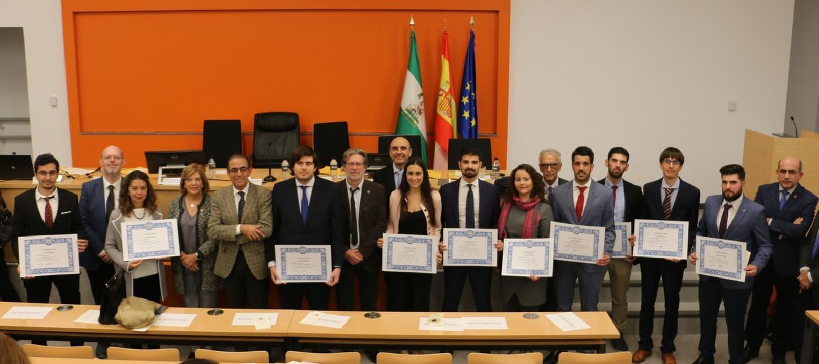 Los premiados con los diplomas que les acreditan como los mejores alumnos de las facultades de Ciencias de la US.