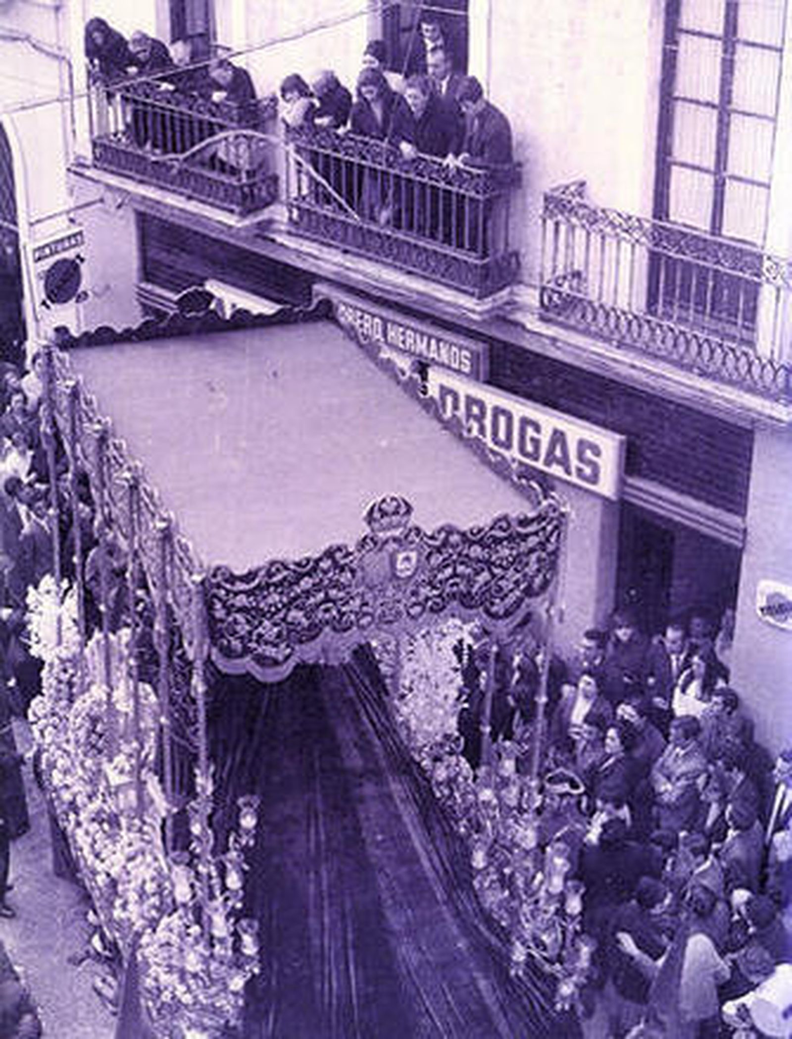 La Amargura, ante la casa de los Borrero. Arriba, José Borrero.
