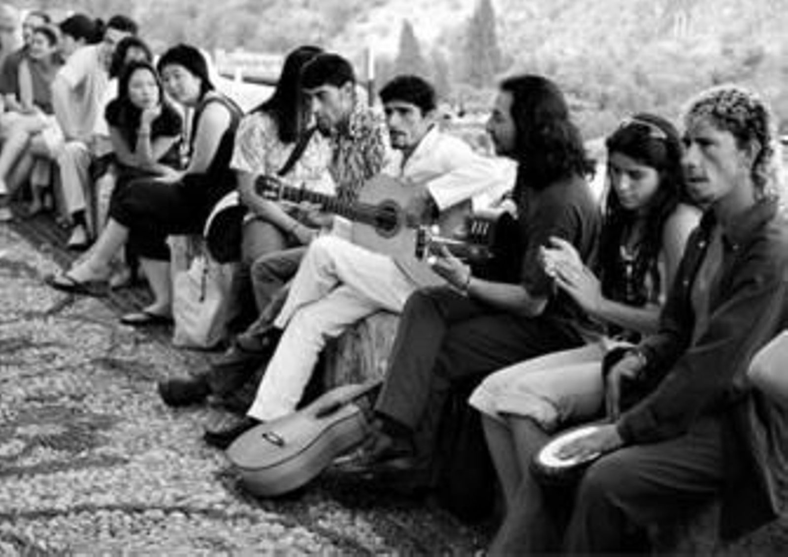 El banco de piedra de la plaza albaicinera de San Nicolás ofrece la más bella estampa de Granada. Una buena sombra es la que dan los plátanos del Campillo. Bancos también son los que guardan el dinero y en todo equipo de fútbol hay unos titulares -en la foto- y unos suplentes, que van al... banquillo.