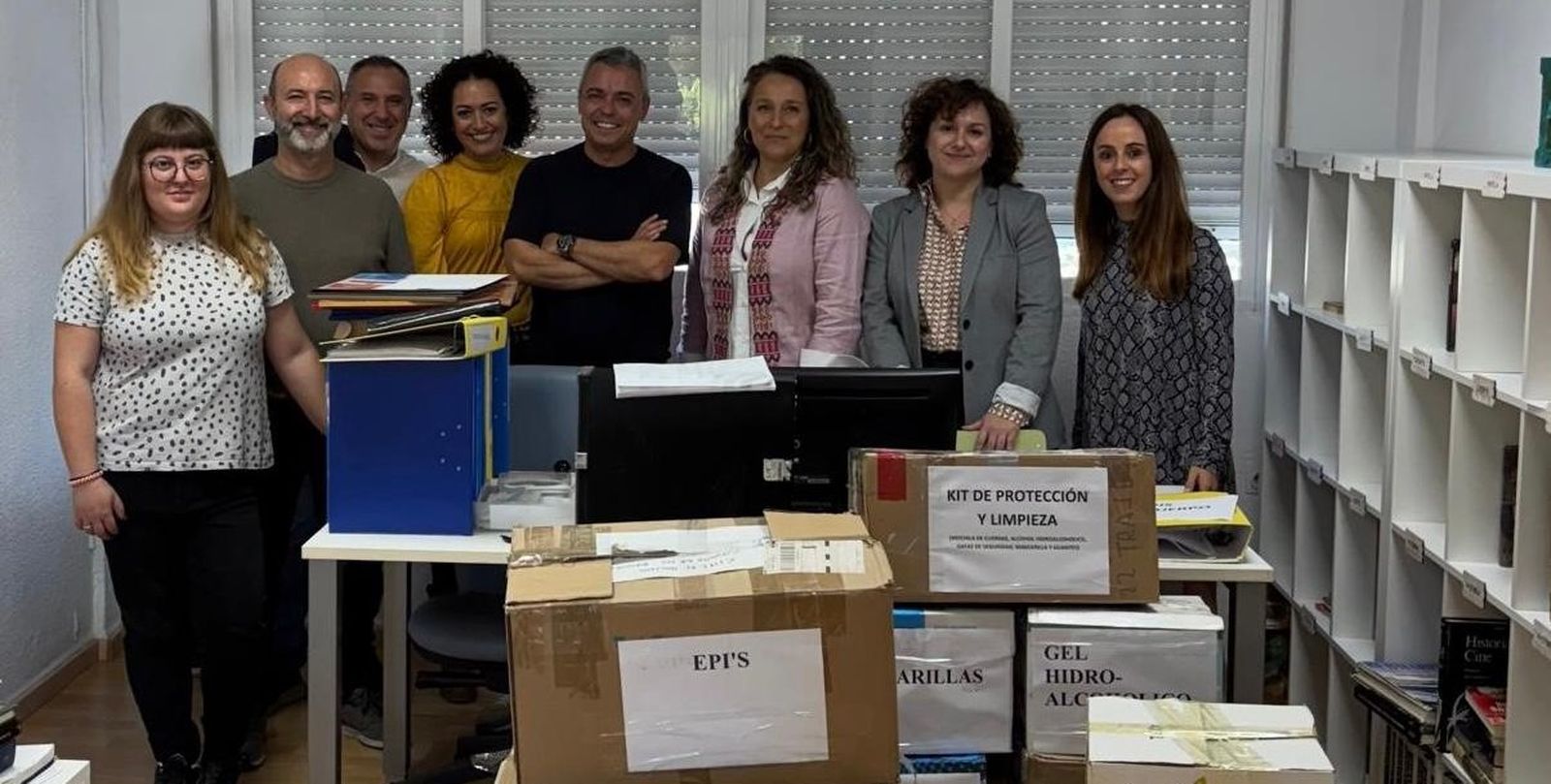 Rebeca Gómez con responsables del Centro de Internamiento, junto a los paquetes a enviar