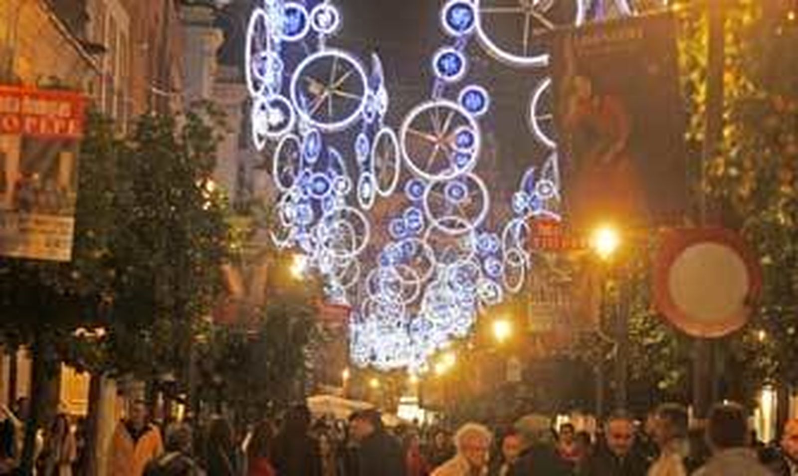 Imagen de la calle Larga con una gran afluencia de público. /Pascual