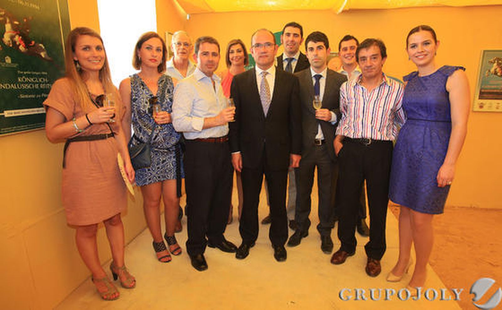 La comercial de este medio Marisa López junto a Trinidad Quintero, Pilar Altamirano, Natividad Tena, Francisco Lobo, Juan Carlos Roldán y Blas Frontón, de Targobank, en la caseta de Diario de Jerez.

Foto: Vanesa Lobo