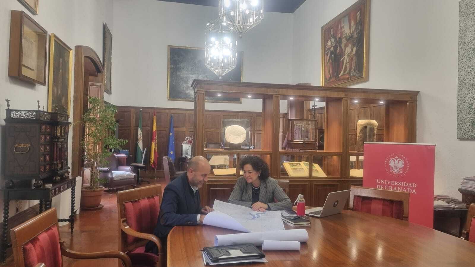 El alcalde de Otura y la rectora de la UGR, en el Hospital Real.