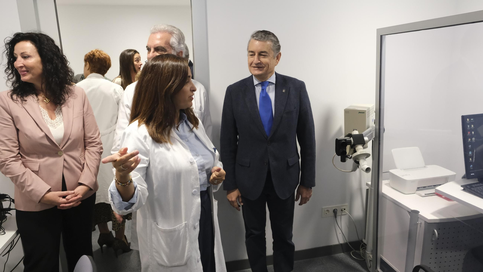 Visita del Consejero de Salud, Antonio Sanz, al nuevo edificio de consultas externas del Hospital Torrecárdenas, en imágenes