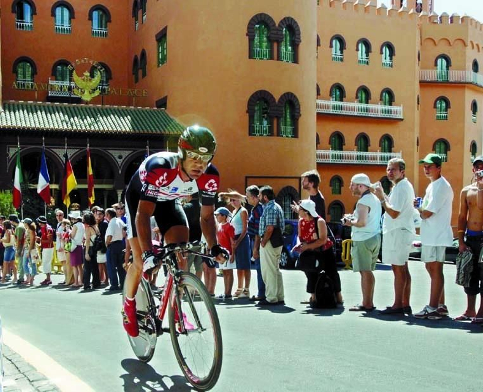 Un ciclista pasa por delante del Hotel Alhambra Palace en la prólogo de la Vuelta en 2005