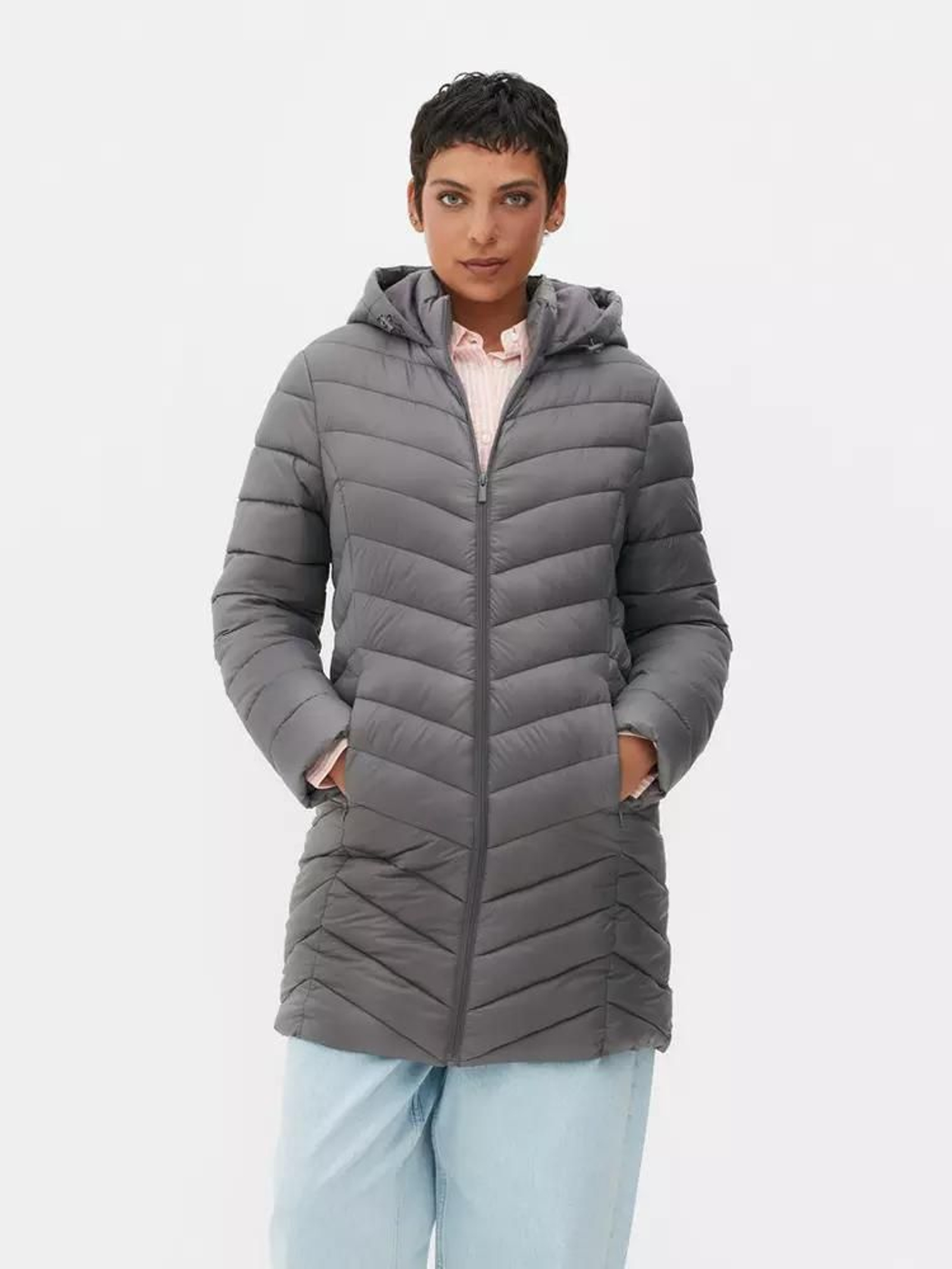 Chaqueta acolchada ultraligera de color gris de Primark.