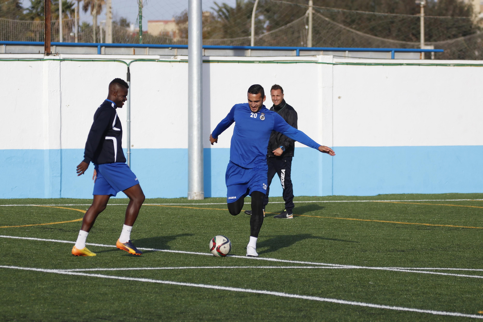Sana (d) presiona a Gastón Cellerino en el entrenamiento
