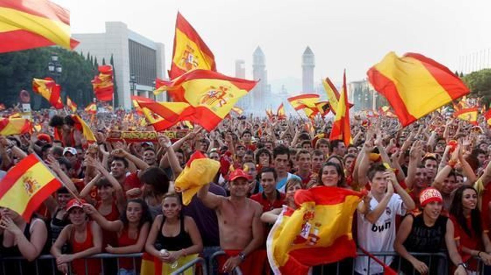 Aficionados de 'la roja' concentrados en la Plaza de España de Barcelona.

Foto: Agencias