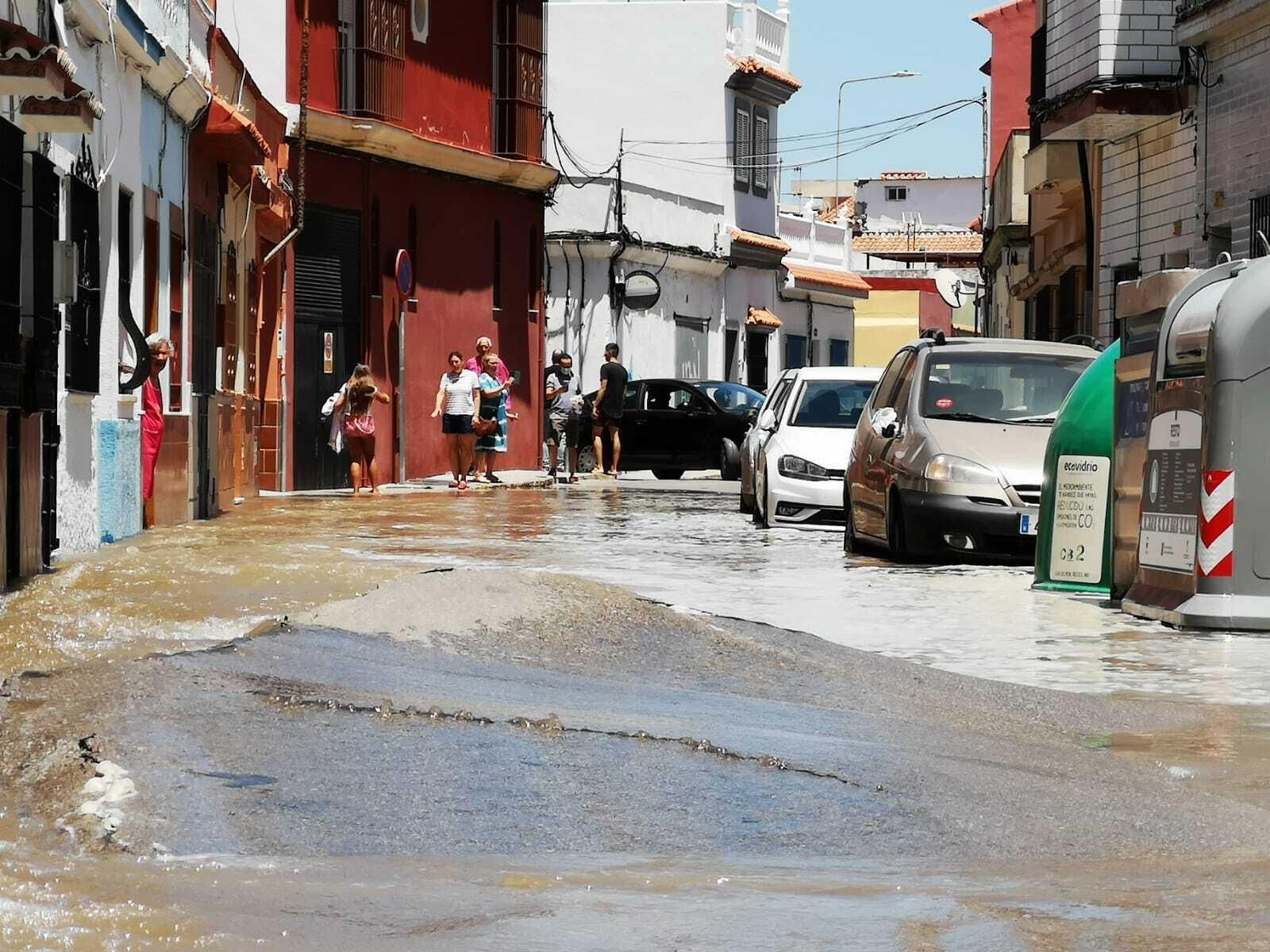 La calle Colón de La Línea, inundada tras la rotura de una tubería
