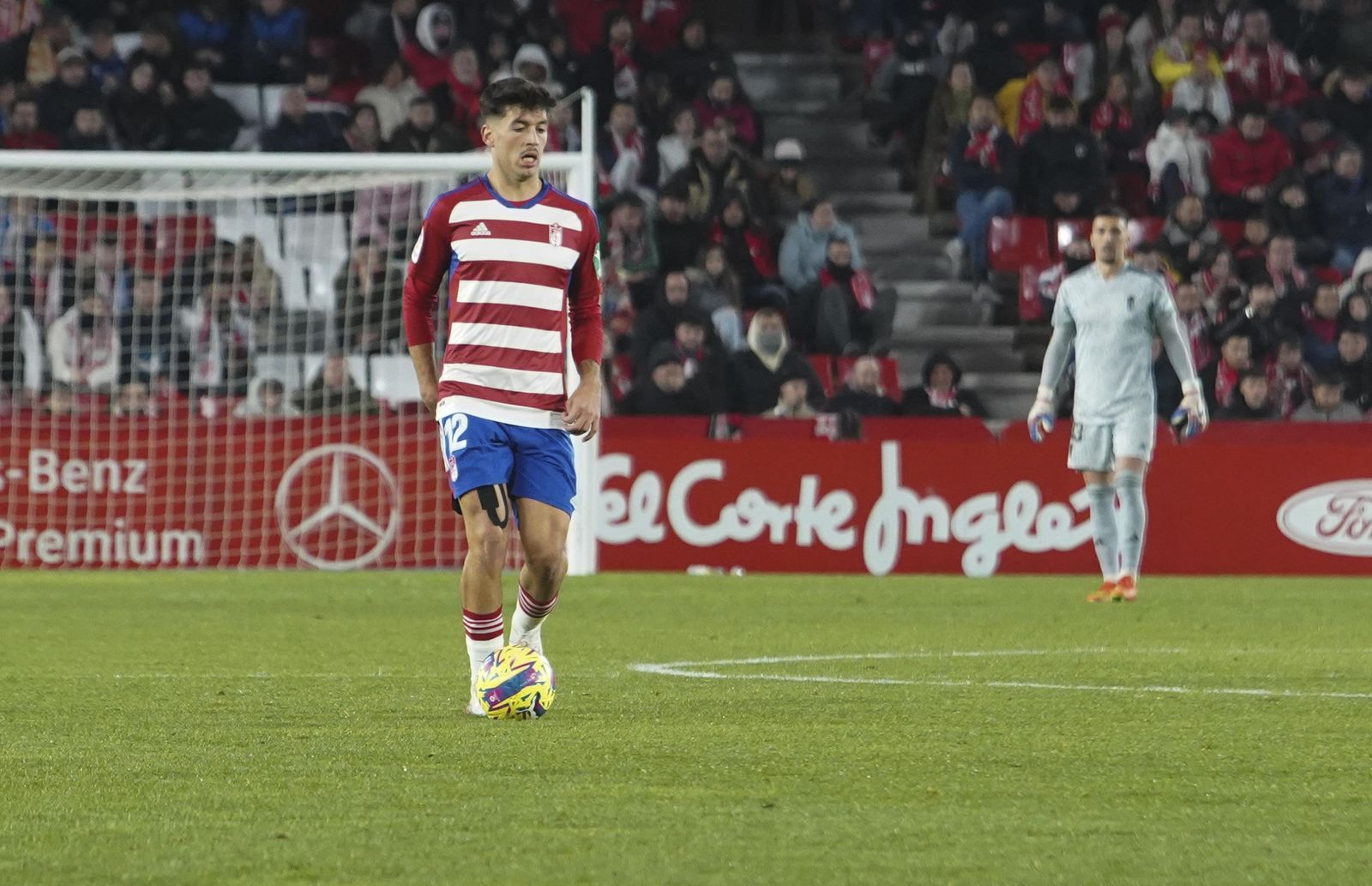 Víctor Meseguer controla el balón.