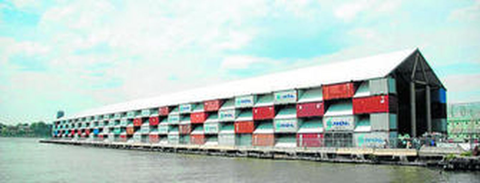 El Museo Nómada realizado con contenedores portuarios.