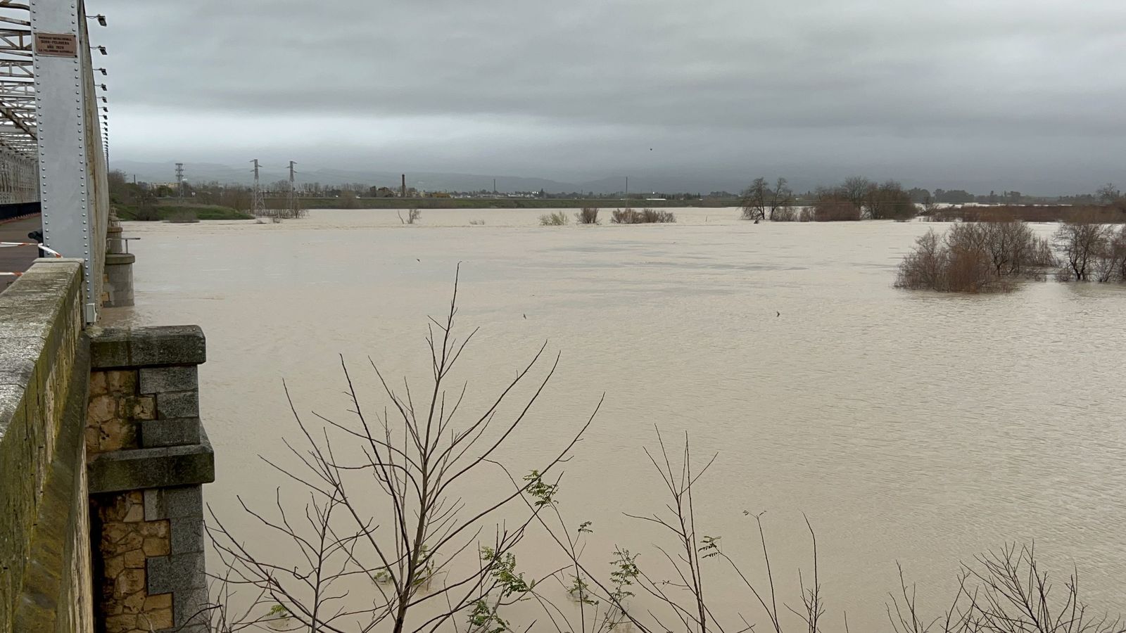 Lora del Río, ante la crecida del Guadalquivir: así lo contiene el muro de defensa