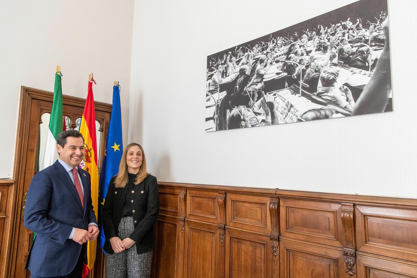 El presidente de la Junta con la vicepresidenta del BEI, Enma Navarro.