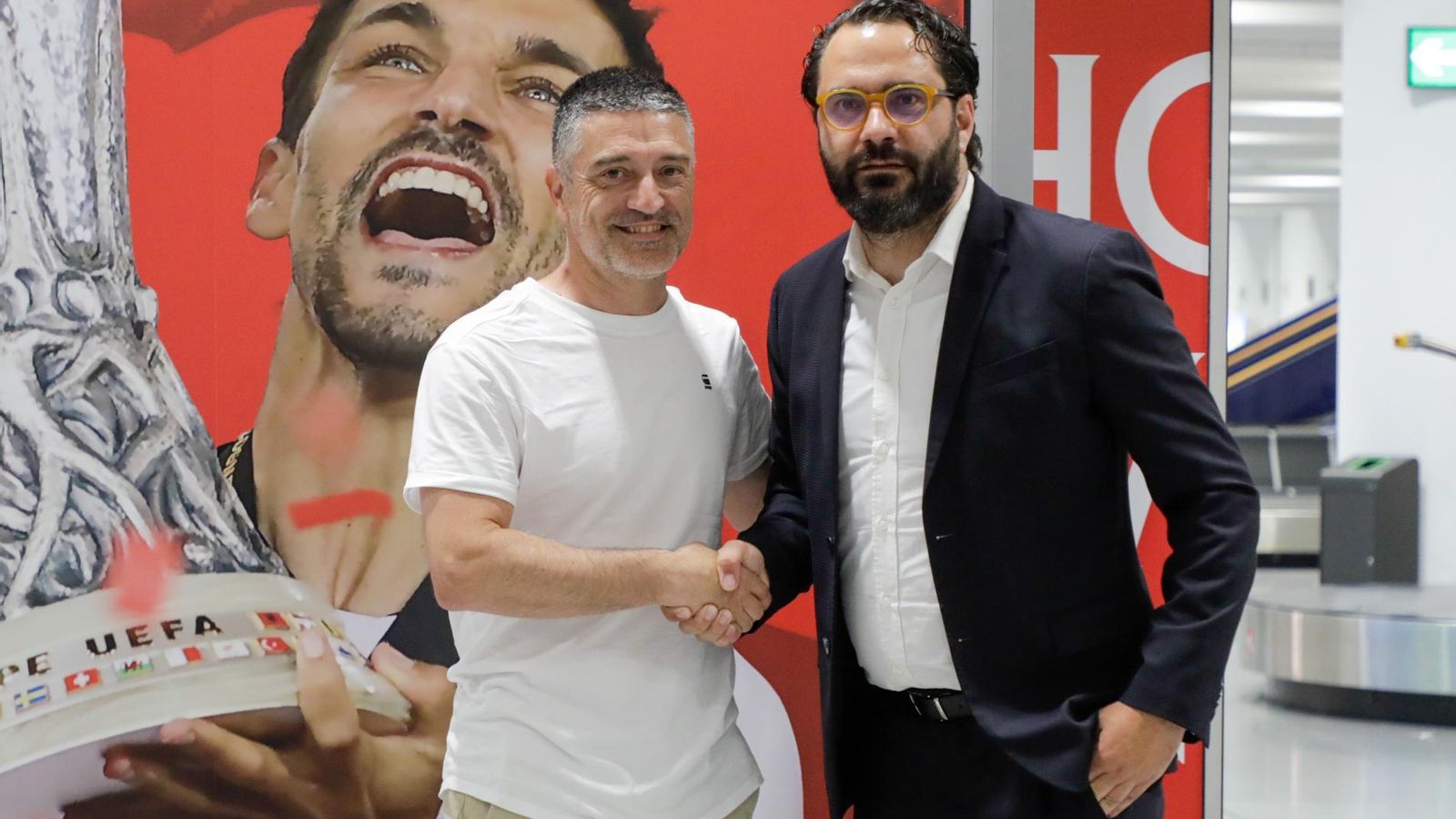 García Pimienta aterriza en Sevilla para firmar su contrato con la entidad hispalense