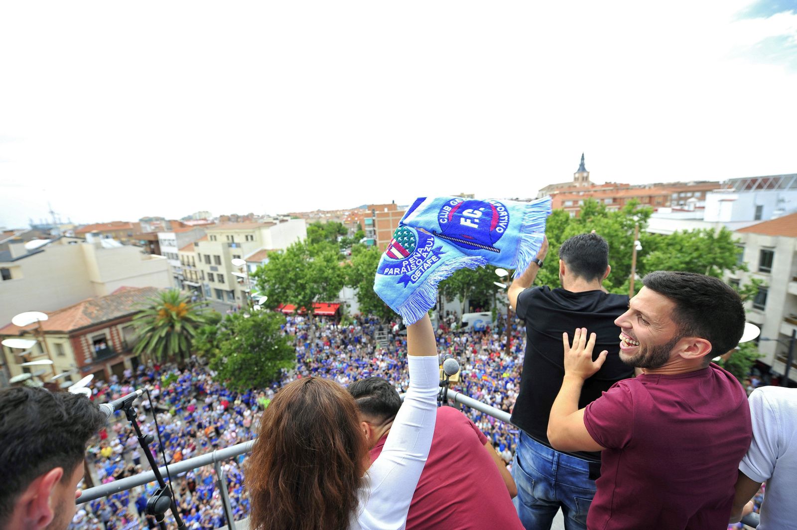 Los jugadores, junto a Sara Hernández, alcaldesa de Getafe, desde el balcón del Ayuntamiento.