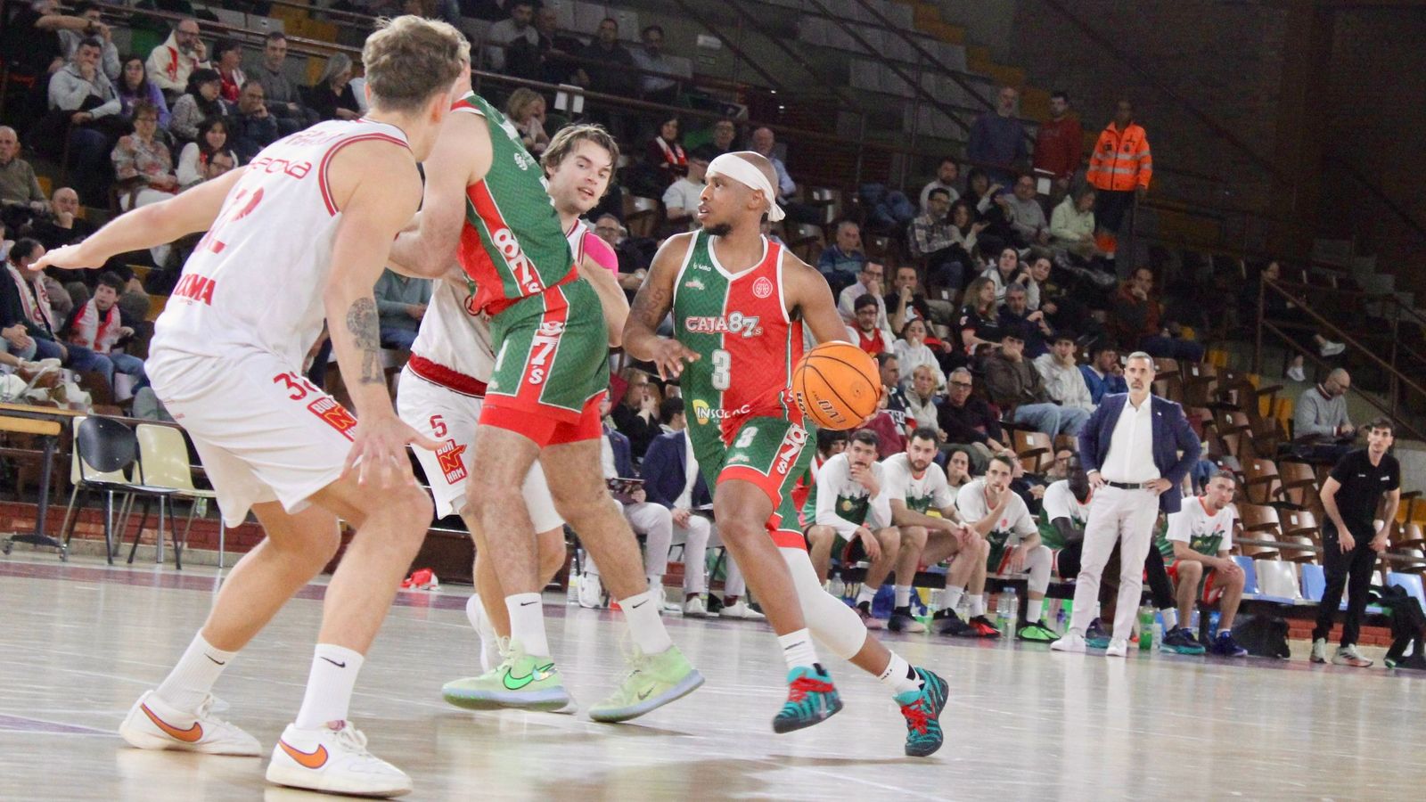 Alley entra a canasta ante la defensa de la Cultural y Deportiva Leonesa.